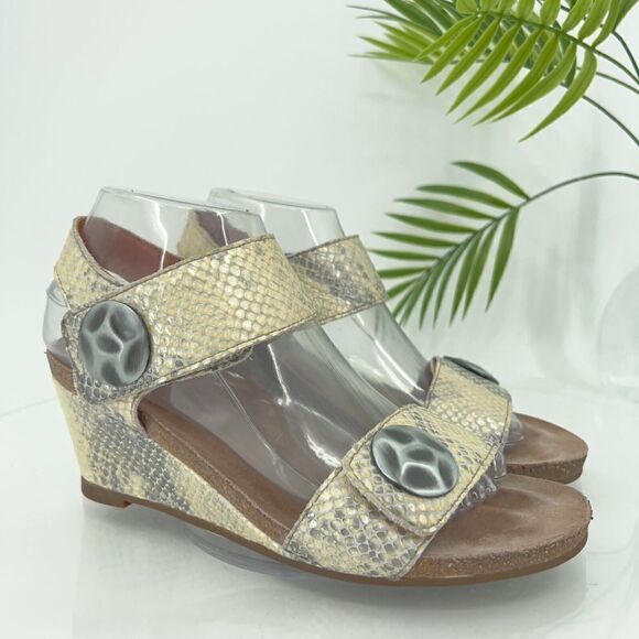 Taos Women's Carousel Wedge Sandal 38 7 Snakeskin Leather Beige Grey Comfy Shoes - Picture 1 of 16
